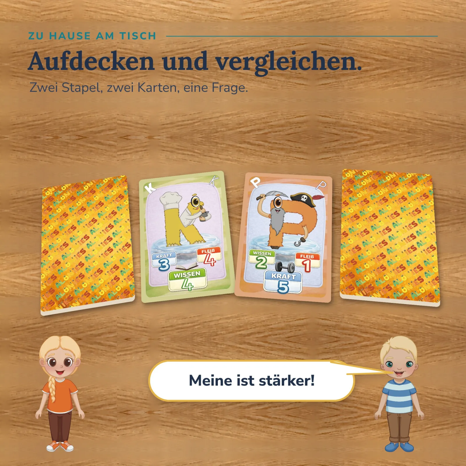 Zwei Kartenstapel, aufgedeckt K und P, Lucia und Finn spielen: Meine ist stärker. Alonies Duo Quiz, Lernspiel zum selbständigen Vergleichen.