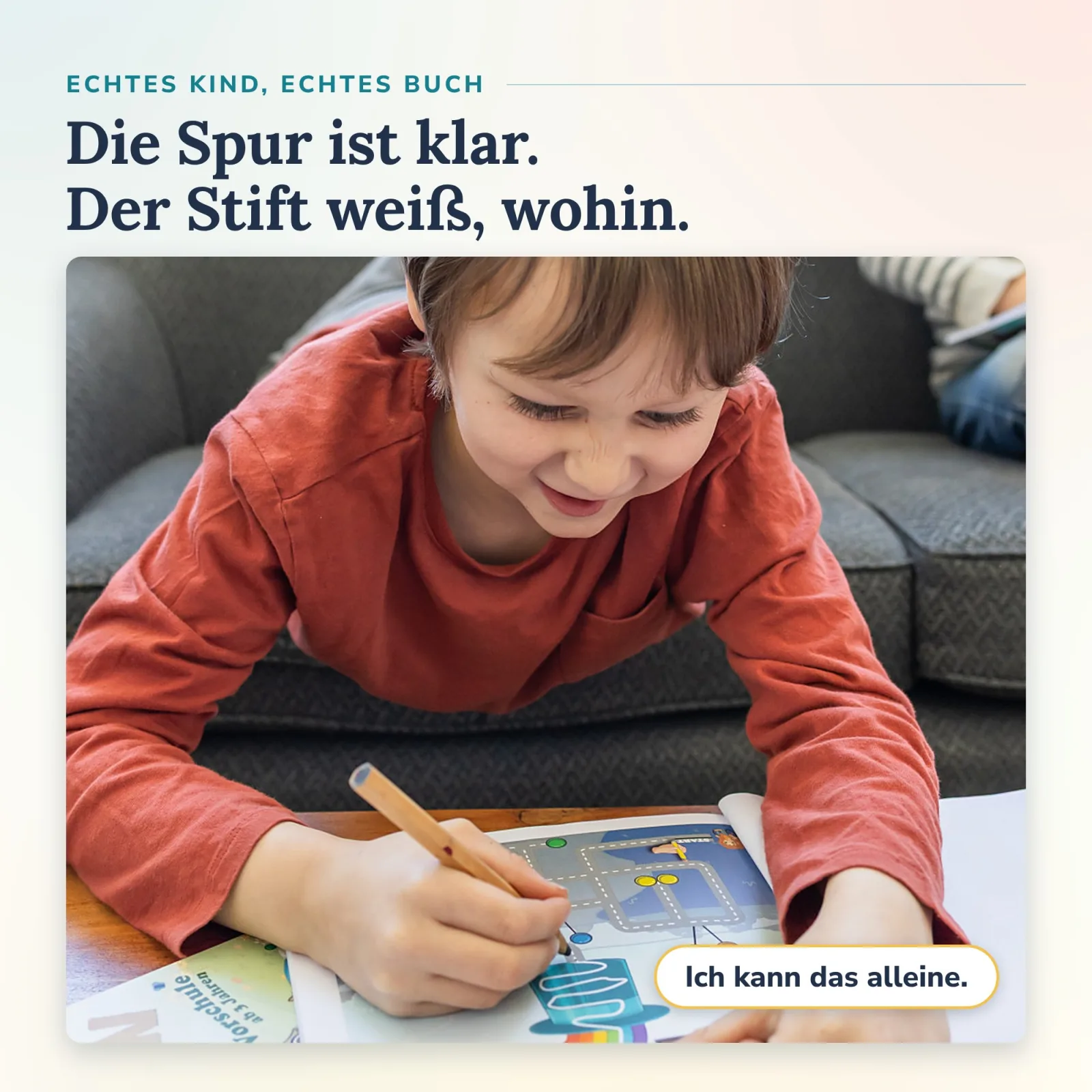 Lächelndes Kind führt den Stift sicher an der Spur entlang – Die Spur ist klar: Alonies Hallo Herbst macht selbständiges Nachspuren leicht.