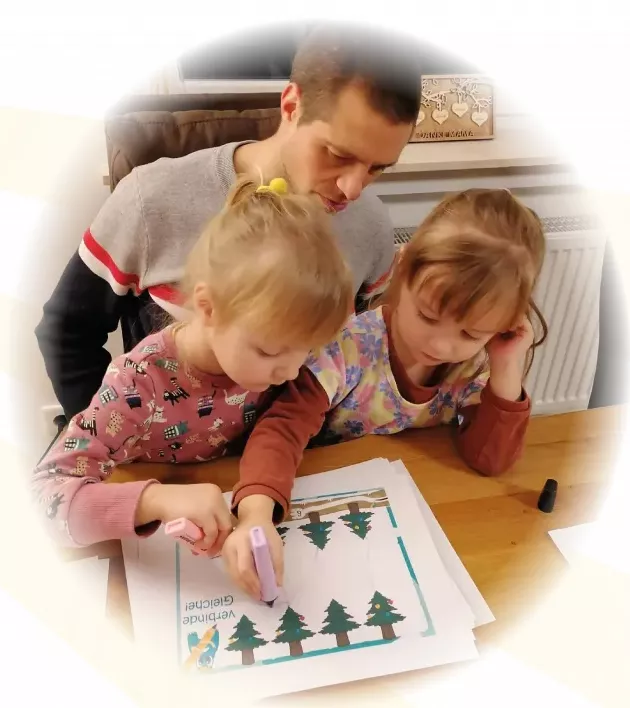 Bild zeigt Vater und seine 2 Töchter beim Malen im Alonies Buch